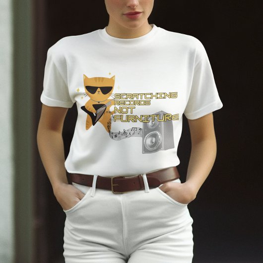 Kat met krabplaten op gitaar, geen meubels t-shirt