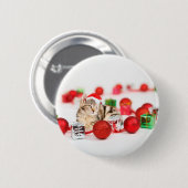 Kat met rode kerstkerstkerstkerstsieraad ronde button 5,7 cm (Voorkant /achterkant)
