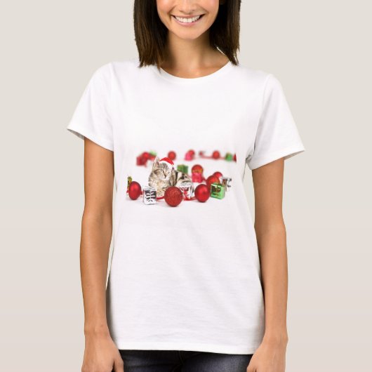 Kat met rode kerstkerstkerstkerstsieraad t-shirt (Voorkant)