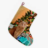 Kat met versierde kerstboom en geschenkdozen grote kerstsok (Voorkant (Hangend))