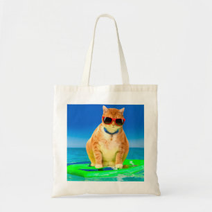 Kat met zonnebrillen die in de oceaan surfen tote bag