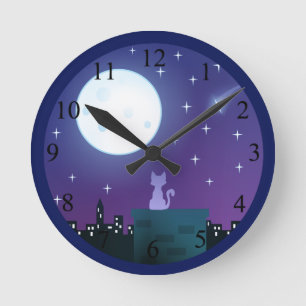 Kat onder het moonlight-nummer ronde klok