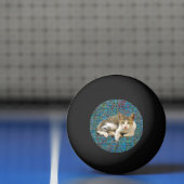 Kat op abstracte achtergrond pingpongballen (Net)