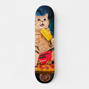 Kat op een pizza die ijs eet skateboard