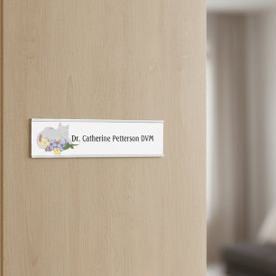 Kat op een pot bloemen voor dierenartsen deurbordje