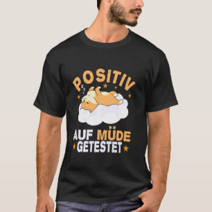 Kat op positieve getierde nachtelijke pyjama t-shirt