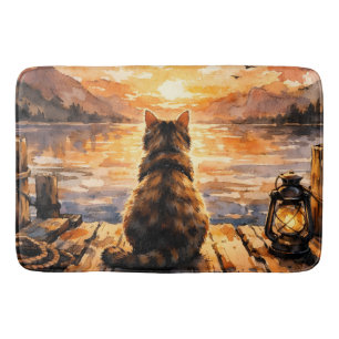 Kat op steiger bij zonsondergang badmat