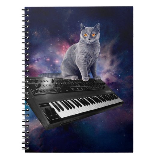 Kat op synthesizer in de ruimte notitieboek (Voorkant)