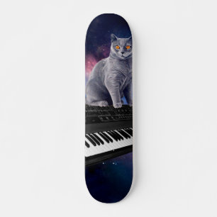 Kat op synthesizer in de ruimte skateboard