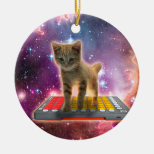 Kat op synthesizers in de ruimte keramisch ornament