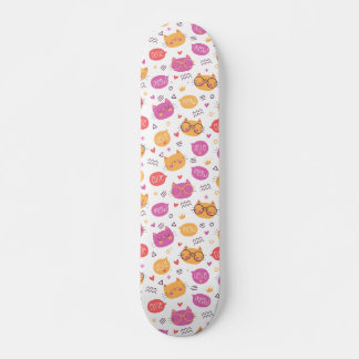 Kat-patroon met handtekening bevestigen skateboard
