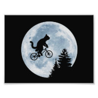 Kat rijdt fietsen op de achtergrond van de maan.