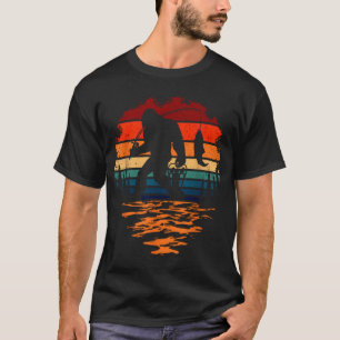 Kat rijdt vis in blauwe lucht t-shirt