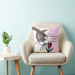 Kat ruikt diepe rode roos kussen