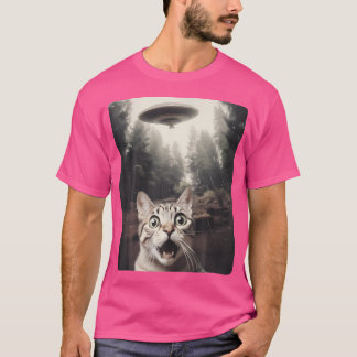 Kat Selfie met UFO T-shirt