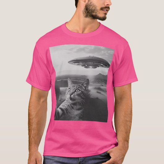 Kat Selfie met UFO T-shirt (Voorkant)