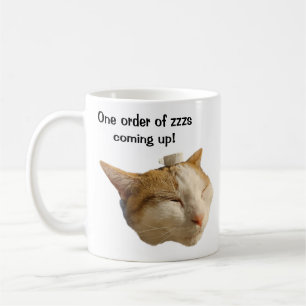 Kat slaapt op het werk koffiemok