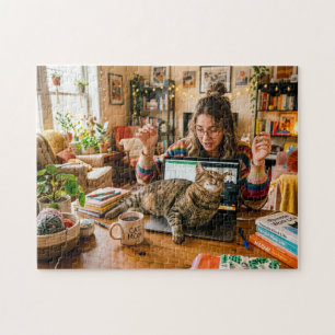Kat slaapt op laptop tijdens vergadering legpuzzel