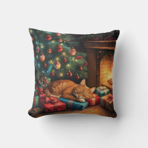 Kat slaapt rustig onder een kerstboom kussen