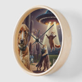 Kat UFO-ontvoering met bezorgde hond op de voorgro (Hoek)