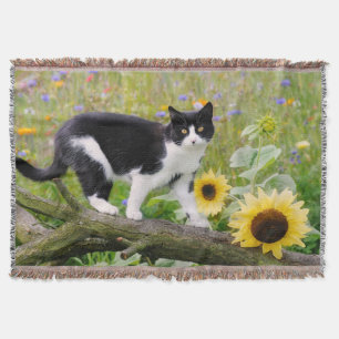 Kat van de Cute tuxedo op een boomtak met zonneblo Deken