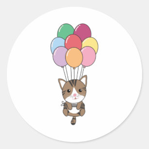 Kat vliegt omhoog met kleurrijke ballonnen ronde sticker