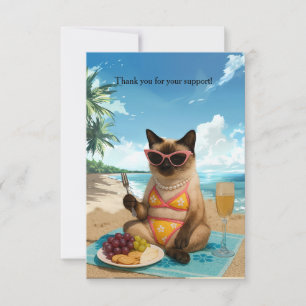 Kat zit op het strand bedankkaart
