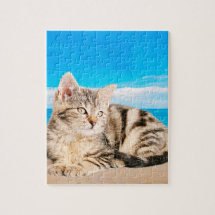 Kat Zittend op Tropical Island Beach Legpuzzel