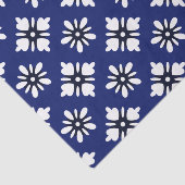 Katazome witte bloemen op indigo tissuepapier (Detail)