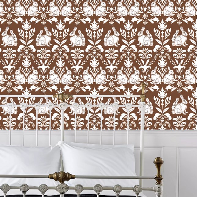 Katoen konijn behang (Cottagecore Rabbit Wallpaper behind a white metal bed frame. )