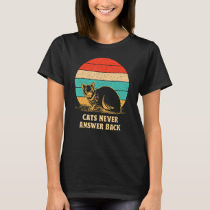 Katten antwoorden nooit op een oude kattenbank Jok T-shirt