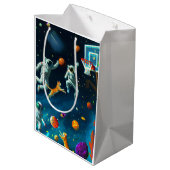 Katten die Basketball spelen in de ruimte met astr Medium Cadeauzakje (Achterkant Gekanteld)