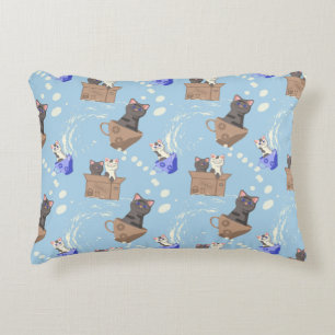 Katten in doos en melkdruppels op blauw accent kussen