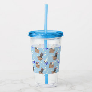 Katten in doos en melkdruppels op blauw acryl drinkbeker