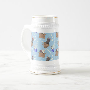 Katten in doos en melkdruppels op blauw bierpul