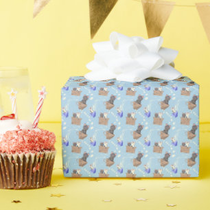 Katten in doos en melkdruppels op blauw cadeaupapier