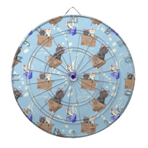Katten in doos en melkdruppels op blauw dartbord