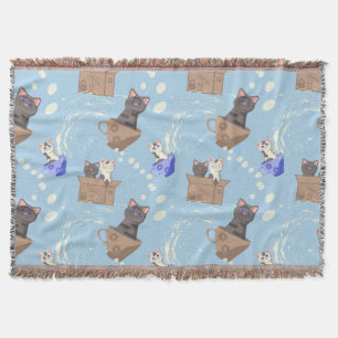 Katten in doos en melkdruppels op blauw deken