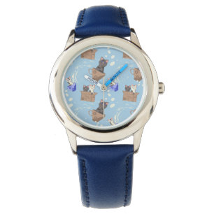 Katten in doos en melkdruppels op blauw horloge