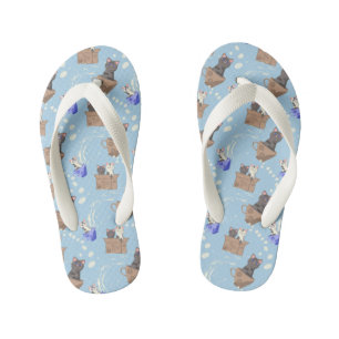 Katten in doos en melkdruppels op blauw kinder teenslippers