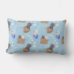 Katten in doos en melkdruppels op blauw kussen