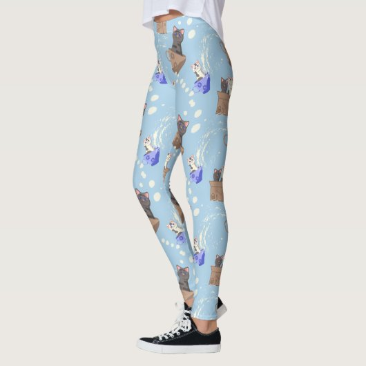 Katten in doos en melkdruppels op blauw leggings (Links)