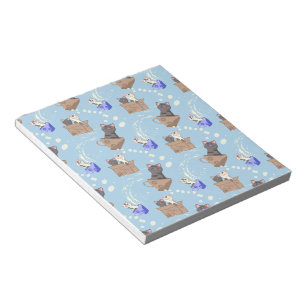 Katten in doos en melkdruppels op blauw notitieblok