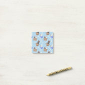 Katten in doos en melkdruppels op blauw post-it® notes (Op bureau)