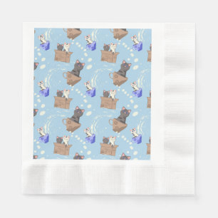 Katten in doos en melkdruppels op blauw servet