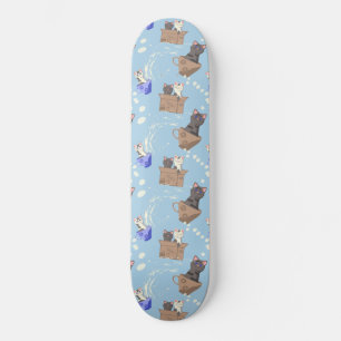Katten in doos en melkdruppels op blauw skateboard