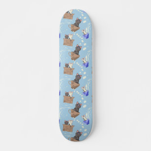 Katten in doos en melkdruppels op blauw skateboard