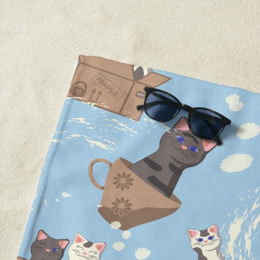 Katten in doos en melkdruppels op blauw strandlaken (In situ)