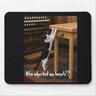 Katten krabben aan een orgelbank muismat