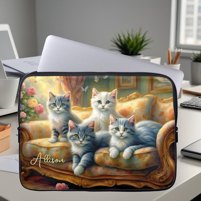 Katten op de bank - leuke scène in  look laptop sleeve (Creator heeft geüpload)